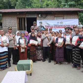 Dari Kapolri, Polda NTT Melalui Polres Sikka Dan Ende Salurkan Bantuan Kemanusiaan