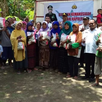 Sinergi Data Dengan Lurah Desa, Kapolsek Ndona Salurkan Beras Bantuan Kapolri