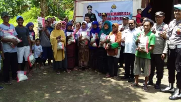 Sinergi Data Dengan Lurah Desa, Kapolsek Ndona Salurkan Beras Bantuan Kapolri
