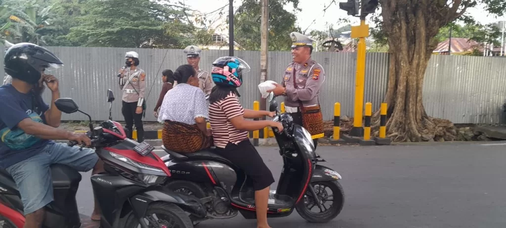 Satlantas Polres Ende Bagikan 200 Paket Takjil Pada Pengendara