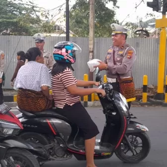 Satlantas Polres Ende Bagikan 200 Paket Takjil Pada Pengendara