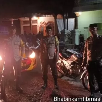 Personil Polsek Tiroang Laksanakan Pam Taraweh Ramadhan di Masjid Poros Pinrang – Sidrap