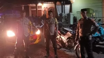 Personil Polsek Tiroang Laksanakan Pam Taraweh Ramadhan di Masjid Poros Pinrang – Sidrap