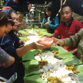 Kompak,,!Warga Perumnas Tumalia Maros Sahur Bersama di Pinggir Jalan