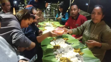 Kompak,,!Warga Perumnas Tumalia Maros Sahur Bersama di Pinggir Jalan