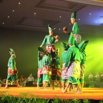 Pentas Budaya Tari Kalompoanna Hibur Ratusan Kepala Daerah Se Indonesia