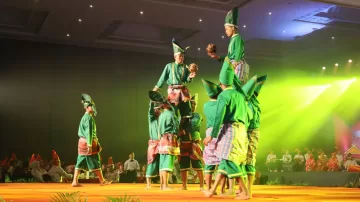 Pentas Budaya Tari Kalompoanna Hibur Ratusan Kepala Daerah Se Indonesia