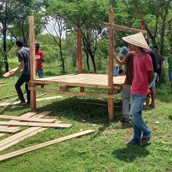 Warga Nekat Bangun Gubuk di Kawasan Perumahan Eksklusif, Ini Alasannya