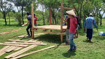 Warga Nekat Bangun Gubuk di Kawasan Perumahan Eksklusif, Ini Alasannya