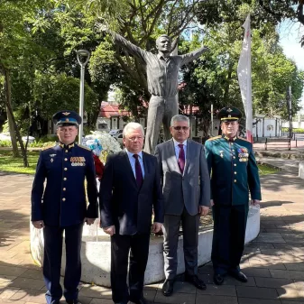 Upacara Peletakkan Karangan Bunga di Depan Patung Kosmonot Uni Soviet Yuri Gagarin di Jakarta