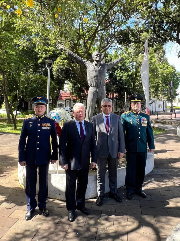 Upacara Peletakkan Karangan Bunga di Depan Patung Kosmonot Uni Soviet Yuri Gagarin di Jakarta