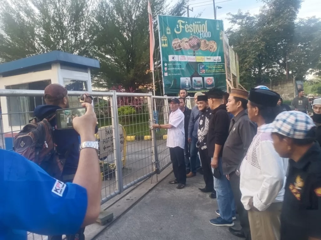 Puluhan Warga Gembok Akses Masuk Indogrosir Makassar