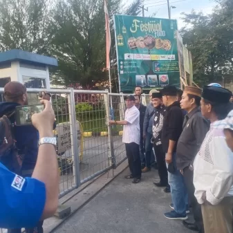 Puluhan Warga Gembok Akses Masuk Indogrosir Makassar