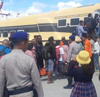 Amankan Kenyamanan Arus Mudik, Subsatgas Polairud Polda NTT Siaga Di Pelabuhan Tenau Kupang