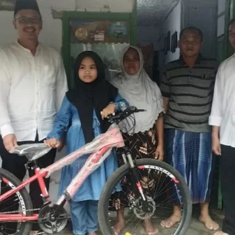 Komisi X DPR RI Nur Purnamasidi Motivasi Jennah SDN 03 Jamintoro Tidak Pupus Cita-citanya