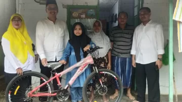 Komisi X DPR RI Nur Purnamasidi Motivasi Jennah SDN 03 Jamintoro Tidak Pupus Cita-citanya