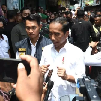 Masuk Pasar Sambonggede, Presiden Dan Ibu Iriana Cek Harga Kebutuhan Pokok