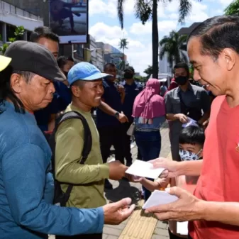 Berkunjung Ke Pasar Legi, Presiden Berbagi Kasih Dengan Pedagang