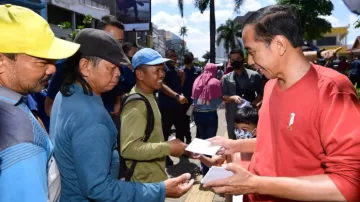 Berkunjung Ke Pasar Legi, Presiden Berbagi Kasih Dengan Pedagang