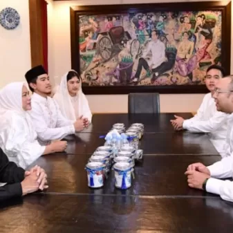 Di Kediaman Surakarta Presiden Jokowi Sambut Silaturahmi Lebaran Menhan Prabowo