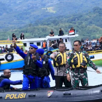 Kapolda NTT Dan Danrem 161 WS Pimpin Pengamanan Prosesi Laut Samana Santa Larantuka