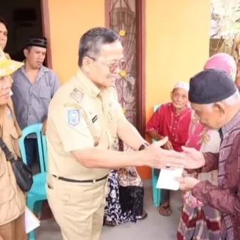 Wakil Bupati Pinrang Serahkan Bantuan Uang Tunai Untuk Korban Kebakaran di Punnia
