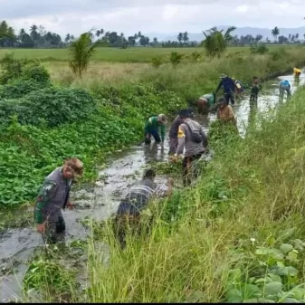Babinsa Koramil-04 Kodim 1404/Pinrang Bersama Warga Bersihkan Saluran Irigasi