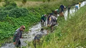 Babinsa Koramil-04 Kodim 1404/Pinrang Bersama Warga Bersihkan Saluran Irigasi