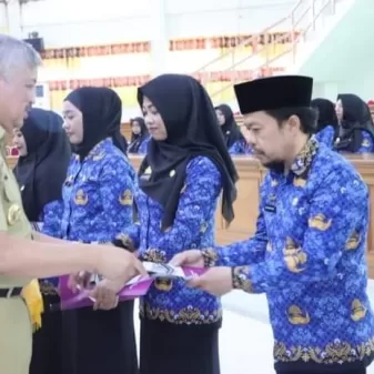 Bupati Pinrang Serahkan SK Pegawai PPPK Tenaga Kesehatan Kabupaten Pinrang