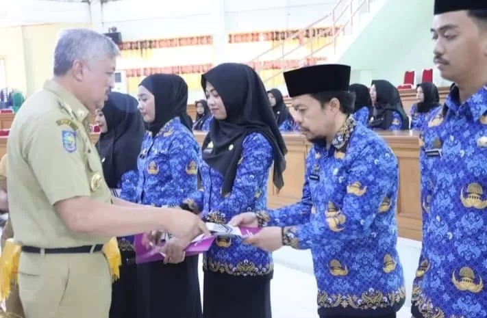 Bupati Pinrang Serahkan SK Pegawai PPPK Tenaga Kesehatan Kabupaten Pinrang