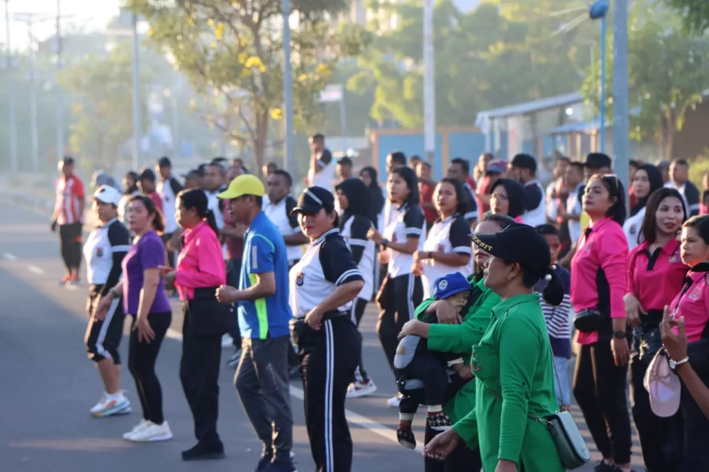 Songsong HUT Bhayangkara-77 Kapolres Lembata Buka Car Free Day