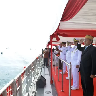 17 Armada Kapal Perang Asing Penuhi Laut Makassar