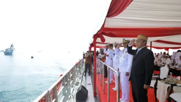 17 Armada Kapal Perang Asing Penuhi Laut Makassar