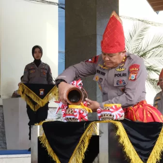 Polda Sulsel Gelar Tradisi Penyerahan Air Suci Untuk Pencucian Pataka Dalam Rangka HUT Bhayangkara Ke-77