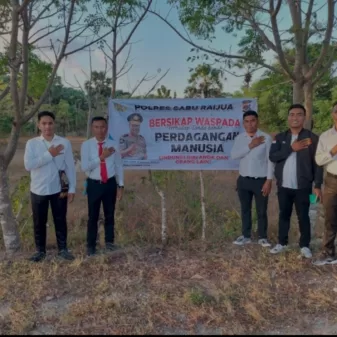 Cegah Tindak Pidana Perdagangan Orang, Polres Sabu Raijua Pasang Spanduk Himbauan