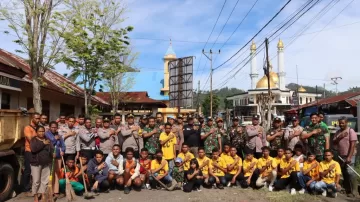 Waka Polres Ngada Kompol Mei Charles Sitepu Pimpin Gerakan Bersih Lingkungan