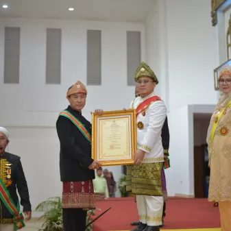 Kemas Herman dan Istri Terima Anugrah Gelar Adat Kesultanan Palembang Darussalam