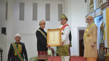 Kemas Herman dan Istri Terima Anugrah Gelar Adat Kesultanan Palembang Darussalam