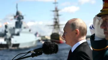 Pada Hari Angkatan Laut Rusia Presiden Vladimir Putin menghadiri Parade laut di Sungai Neva, St Petersburg