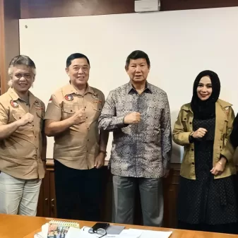 KETUM PRAWIRO IGMP SABAR YUDO DAN SEKJEN ANTON CHARLIYAN DIHADAPAN HASHIM DJ: kekuatan relawan yang solid, mampu targetkan jaringan militan, menangkan PILPRES Prabowo satu putaran