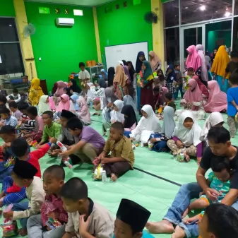 Warga Perum Graha Melasti Sumberjaya, Sambut Tahun Baru Islam 1445H Dengan Pawai Obor