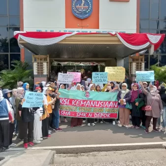 Puluhan Orangtua Siswa Gelar Aksi Unjuk Rasa Di Kantor Walikota Depok