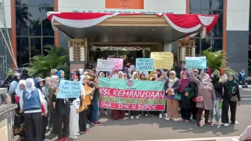 Puluhan Orangtua Siswa Gelar Aksi Unjuk Rasa Di Kantor Walikota Depok