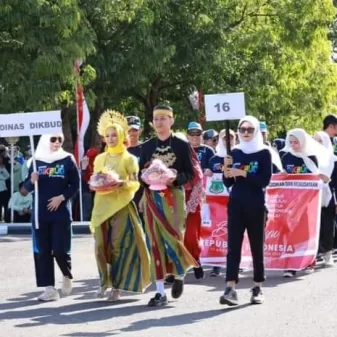 Bupati Pinrang Lepas Ribuan Peserta Defile Porseni Peringatan HUT RI Ke – 78