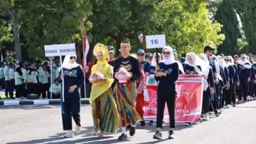 Bupati Pinrang Lepas Ribuan Peserta Defile Porseni Peringatan HUT RI Ke – 78