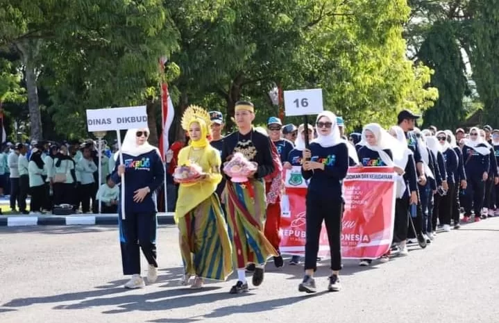 Bupati Pinrang Lepas Ribuan Peserta Defile Porseni Peringatan HUT RI Ke – 78