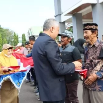 Bupati Pinrang Canangkan Pembagian 10 Juta Bendera Merah Putih Tingkat Kabupaten Pinrang