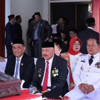 Upacara Penurunan Bendera Peringatan HUT RI Ke – 78 di hadiri Bupati dan Wakil Bupati Pinrang