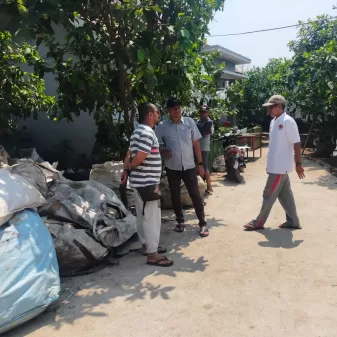 Diduga Pabrik Pengolahan Limbah Ilega, Ditengah Pemukiman Digrudug Warga