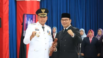 Resmi, Gubernur Jabar Ridwan Kamil Lantik Wali Kota Bekasi, Dr. Tri Adhianto